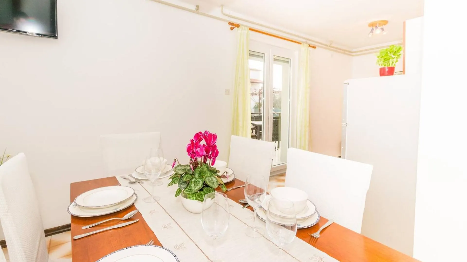 Family House With 2 Apartments - Irma Medulin Gasthof